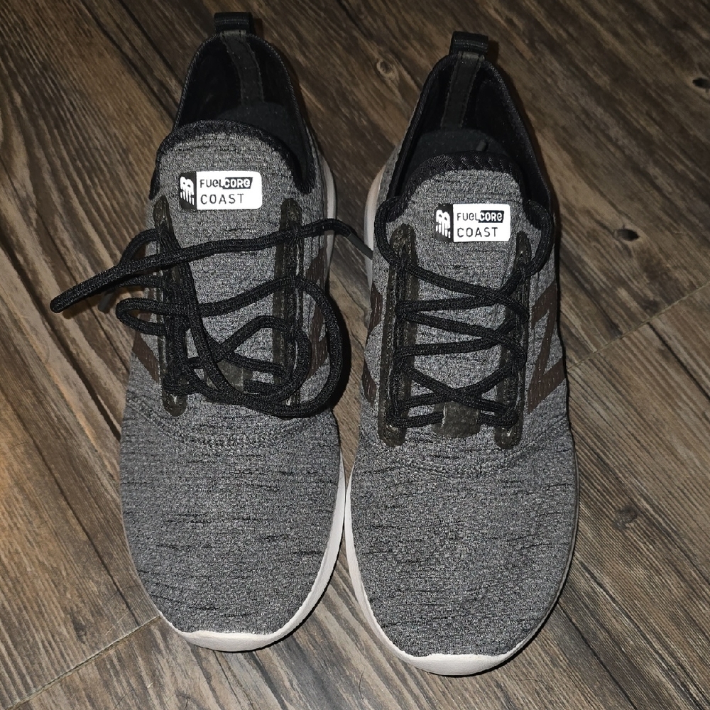 New Balance Gray and Black Athletic Shoes with Modern Design